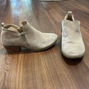 Torrid Dark Taupe Tan Perforated Laser Cut Ankle Boots Zip Booties Sz 8 W.